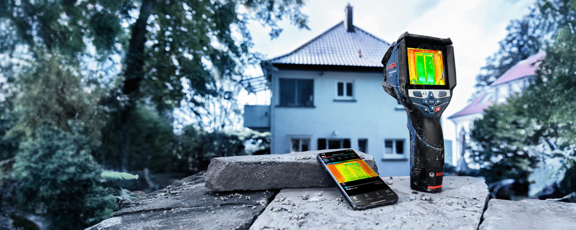 A Bosch Professional thermal camera and smartphone on a wall.