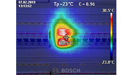 Thermal image with a red Bosch Professional device and temperature displays.